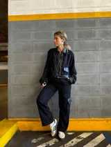 Pantalón cargo de pana negro con bolsillos laterales con solapa y cintura elástica.