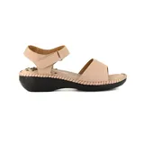 Sandalia casual Korium Confort Jeneviv color nude, con suela negra y taco bajo.