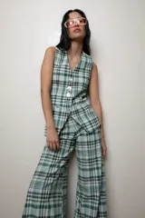 Pantalón acampanado con estampado de cuadros escoceses en tonos marrón, beige, amarillo y uva.