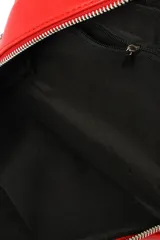 Bandolera negra con tapa, cierre de cremallera y correa de cadena plateada con detalles de cuero.