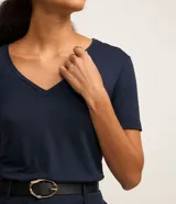 Blusa básica de manga corta con cuello en V, confeccionada en tejido de viscosa con elastano. Presenta un diseño liso y corte ajustado.