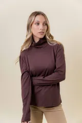 Polera de manga larga en color crudo, confeccionada en tejido suave y liviano con leve elasticidad. Presenta un cuello alto tipo tortuga y un calce regular, ideal para usar como prenda base o sola.