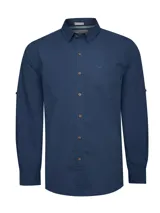Camisa de manga larga RKF modelo Galiton, confeccionada en popelina de algodón orgánico. Presenta cuello clásico, cierre frontal con botones de madera, bolsillo en el pecho con logo bordado y mangas ajustables con botón.
