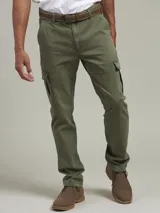 Pantalón cargo color verde militar, de corte recto, con bolsillos laterales y traseros. Se ajusta a la cintura con cinturón de cuero marrón.