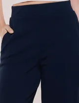 Pantalón wide leg plisado color verde, de tiro alto con pretina ancha elastizada y bolsillos laterales.