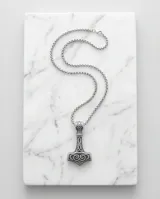 Collar de acero con dije en forma de martillo de Thor, con detalles grabados de estilo nórdico y cadena de eslabones finos.