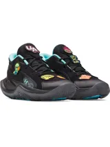 Championes de básquetbol Under Armour modelo GS Jet 25, color negro con detalles en celeste. Presentan un diseño de corte medio con parches extraíbles con velcro, entresuela Micro G para mayor amortiguación y suela de goma resistente para un mejor agarre en la cancha.