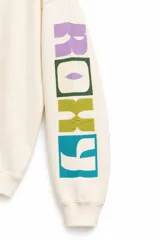 Buzo Roxy modelo Hey Yeah, color crudo de cuello redondo, manga larga con estampado grande multicolor en la manga izquierda y pequeño logo en el pecho.