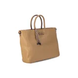 Cartera de formato amplio y estructurado, color marrón, con doble asa de mano y correa larga desmontable y regulable que permite llevarla al hombro o cruzada. Cuenta con cierre superior y aplique decorativo en el frente.