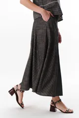 Falda larga de lino a cuadros grises y blancos, con corte al bies y cintura alta.