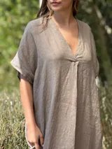 Vestido largo de lino color azul marino, con escote en V y mangas cortas amplias. Presenta un corte relajado y bolsillos laterales.