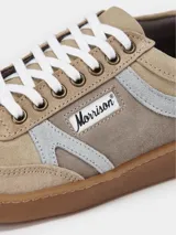 Zapatillas urbanas de diseño retro en tonos beige, marrón y celeste, confeccionadas en serraje con suela de goma color caramelo y cordones blancos.