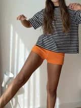 Short de baño negro de lycra con forro interno.