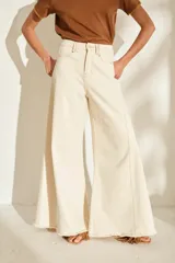 Jean de corte wide leg, tiro alto y diseño super amplio con botamanga sin costura y flecos. Color azul clásico.