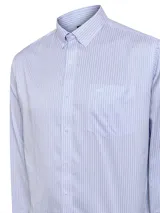 Camisa de manga larga RKF con estampado de rayas verticales en tonos azul, rosado y blanco. Presenta cuello americano abotonado, cierre frontal con botones, bolsillo en el pecho con logo bordado y puños ajustables.
