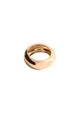 Pulsera rígida de diseño minimalista y acabado pulido en tono dorado, con cierre de bisagra integrado.