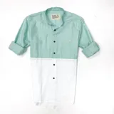 Camisa de manga larga verde agua y blanco con cuello mao y cierre con botones.