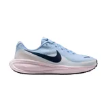 Championes de running Nike Revolution 8 de color celeste con entresuela rosa claro, talón blanco y el clásico swoosh en azul marino en los laterales.