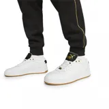 Championes Puma Court Classic de diseño urbano, color blanco con detalles en negro en la lengüeta y el talón. Presenta logo Puma en dorado en el lateral y la lengüeta, ojales superiores metálicos dorados y suela de goma color caramelo.