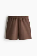 Short en felpa de algodón color marrón, con cintura elástica, bolsillos laterales y corte regular.