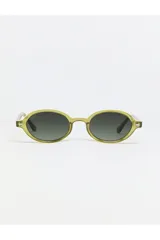 Lentes de sol Tiwi modelo Bell, con montura ovalada color verde oliva brillante y lentes degradadas en verde.