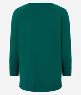 Blusa básica de viscosa verde militar con escote en V, mangas 3/4 y puños anchos en rib. Cuenta con costuras decorativas y dobladillo inferior ancho.