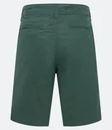 Bermuda masculina de corte recto confeccionada en sarga de algodón. Presenta cierre frontal con botón y cremallera, bolsillos laterales y traseros, y diseño liso sin estampados.