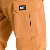 Pantalón cargo color tostado con cintura elástica, bolsillos laterales tipo cargo, bolsillo para herramientas y puños elásticos en los tobillos.