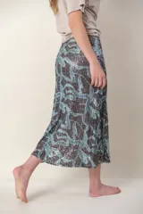 Pollera midi de lentejuelas color verde oliva con estampado abstracto en tonos lila.