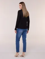 Remera negra de tejido de punto acanalado, de silueta al cuerpo, con cuello polo, abertura frontal en V con botones dorados, mangas largas ajustadas con puños abotonados y ruedo recto.