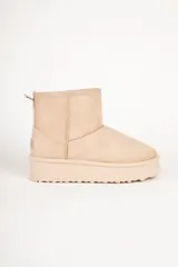 Bota corta color beige de gamuza sintética con plataforma y forro interior de piel sintética.