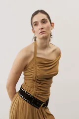 Top tostado con escote asimétrico y tirante estilo halter, con detalle de fruncidos laterales.