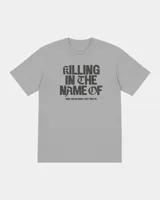 Remera gris de manga corta y corte recto, con estampa frontal oscura con la frase "Killing in the Name Of".