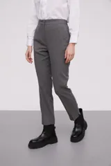 Pantalón gris a rayas verticales, de corte recto y tiro alto.