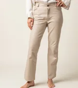 Pantalón de cuero ovino italiano color crema, de corte recto con tajos laterales en el ruedo.