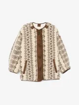 Campera con estampado geométrico en tonos beige y marrón, con cuello redondo y cierre frontal con botones marrones.