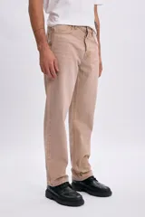 Pantalón jean de corte recto y holgado en color beige, con bolsillos laterales y traseros, y presillas para cinto.