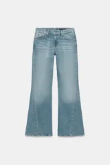 Jeans de tiro bajo con corte flare y diseño de cinco bolsillos. Presentan un acabado con efecto lavado y bajo evasé, con cierre frontal de cremallera y botón.