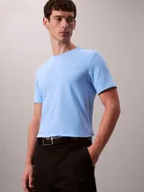 Remera de manga corta Calvin Klein confeccionada en tejido liquid stretch de algodón con elastano. Presenta cuello redondo y logo de la marca sutilmente bordado en el pecho.