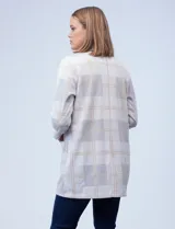 Blazer largo con estampado de cuadrillé en tonos grises y negros. Tiene cuello solapa, abertura central y bolsillos delanteros. Marca Dictionary.