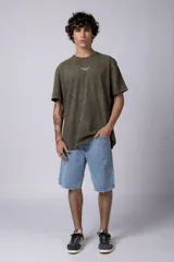 Bermuda de jean azul con corte regular, cinco bolsillos y cierre frontal con botón y cremallera.