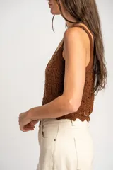 Top tejido de punto color beige con diseño texturado, escote cuadrado y tirantes anchos.