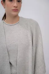 Ruana gris de tejido de punto, hecha de 100% baby alpaca.