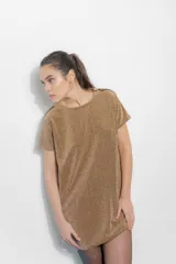 Vestido corto tipo remerón de lycra con acabado brillante color dorado. Presenta cuello redondo, mangas cortas y detalle de hombreras decoradas con tachas y cadenas metálicas.