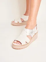 Sandalias de cuero color marrón con plataforma y taco bajo.