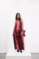 Vestido largo negro de crepe texturado con escote halter, cuello alto con volados y diseño holgado.