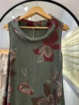 Vestido midi verde con estampado floral, confeccionado en lino italiano, de corte acampanado y cuello caído.
