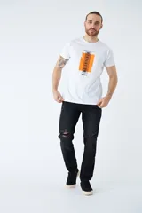 Jean de corte recto en color azul claro, con diseño de tiro medio y cintura regular. Presenta detalles de roturas en las rodillas y logo bordado en el bolsillo pequeño delantero.