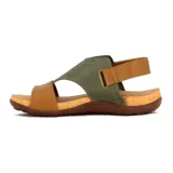 Sandalia plana de mujer color negro, con diseño cerrado en la parte delantera que cubre los dedos y parte del empeine con tiras cruzadas. Posee una pulsera ajustable con velcro en el tobillo. La suela es de goma marrón con plantilla color corcho.