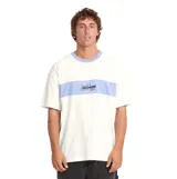 Remera Billabong de manga corta, color blanco con cuello redondo y banda horizontal en el pecho en tono celeste. Presenta un diseño gráfico estampado en el centro.